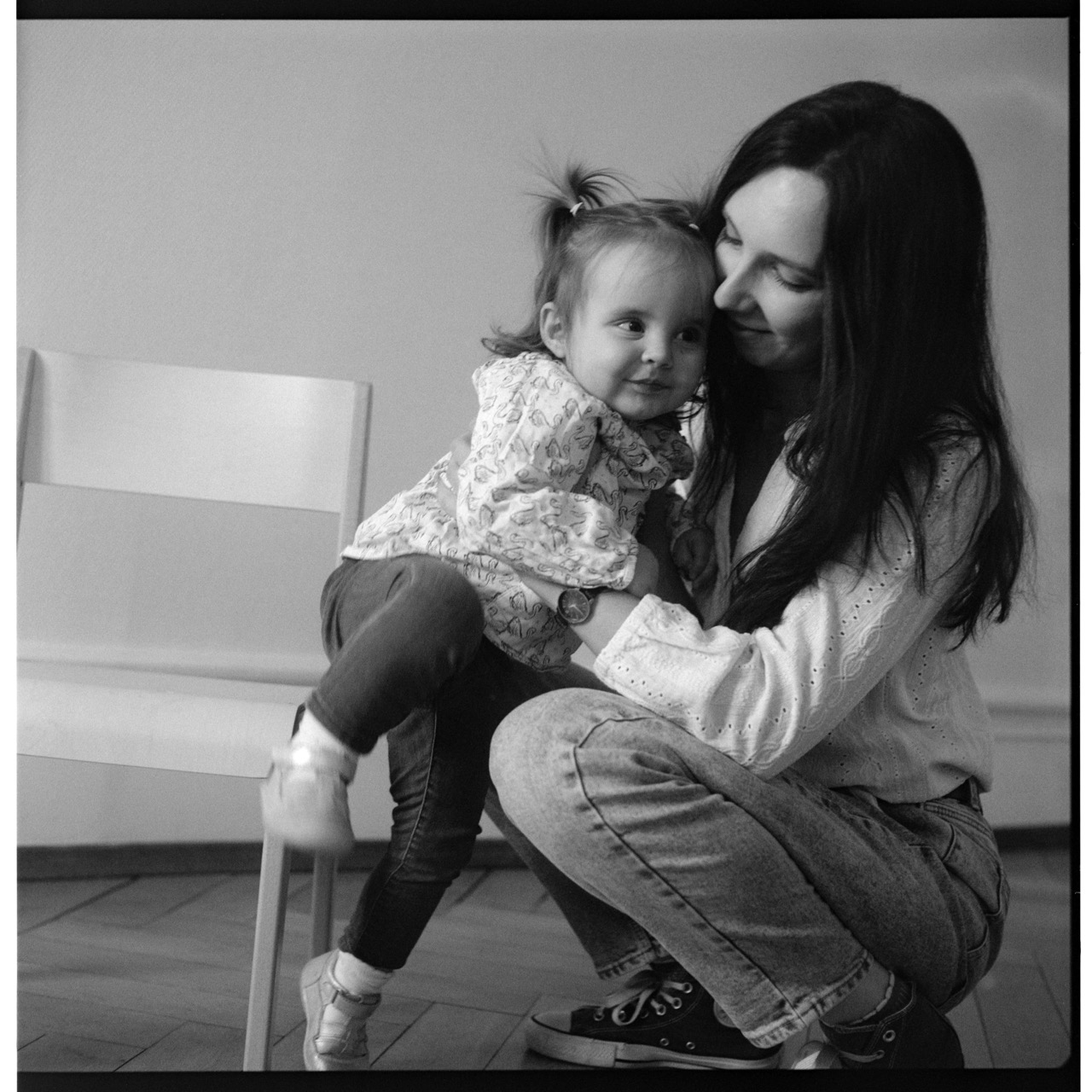 une maman avec sa fille qui lui saute dans les bras