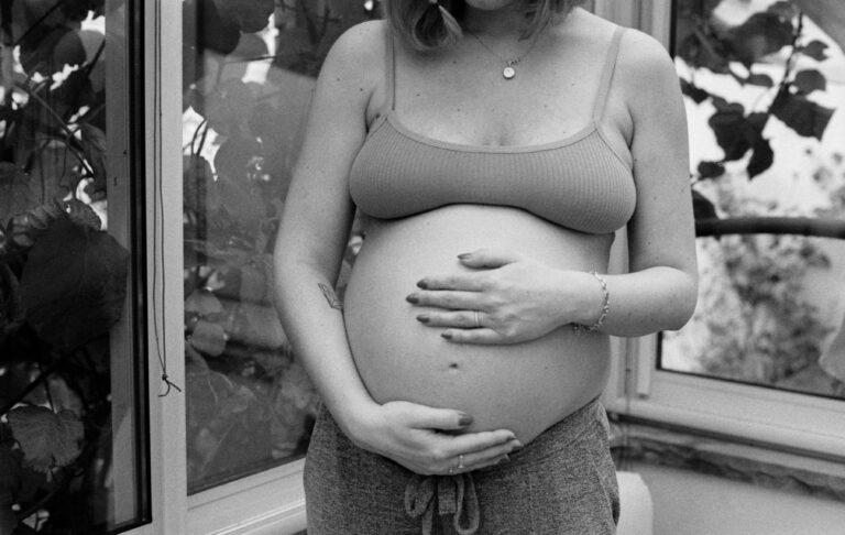 Une ventre de femme enceinte avec les mains posés prise pendant une séance photo grossesse à Strasbourg