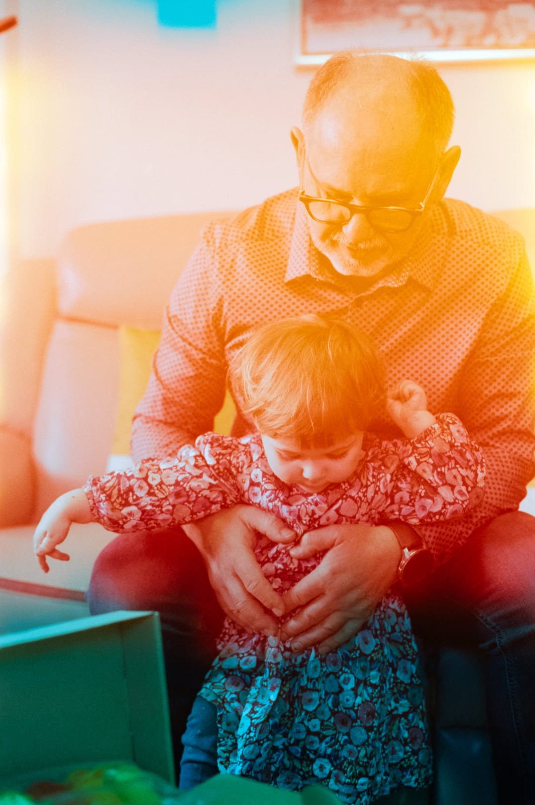 un papy avec sa petite fille 