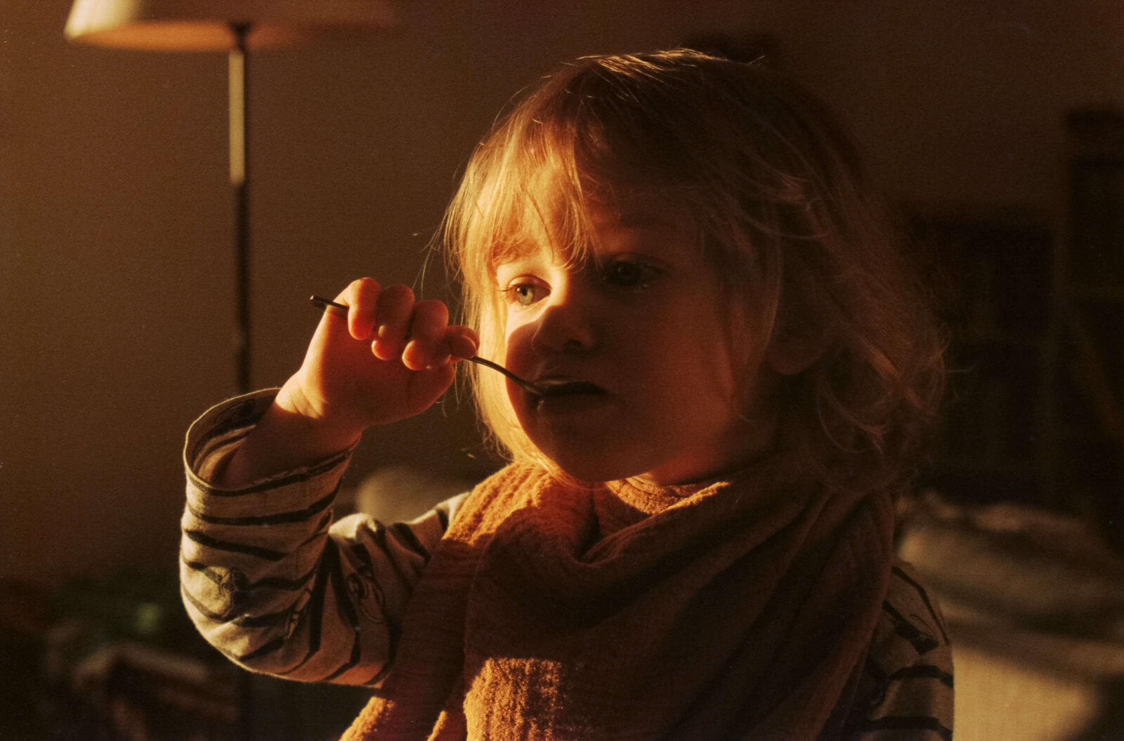 un enfant prend son petit déjeuner dans la lumière du matin