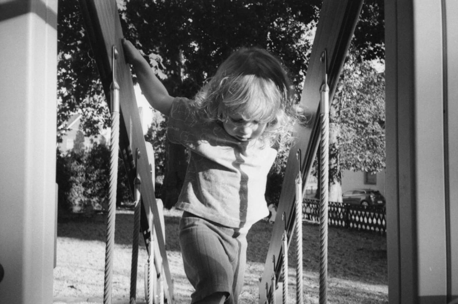 un entant joue au parc de jeux