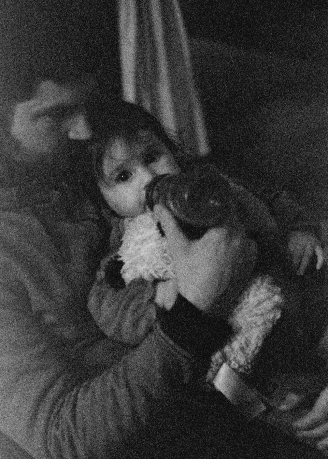 un papa donne le biberon à son bébé