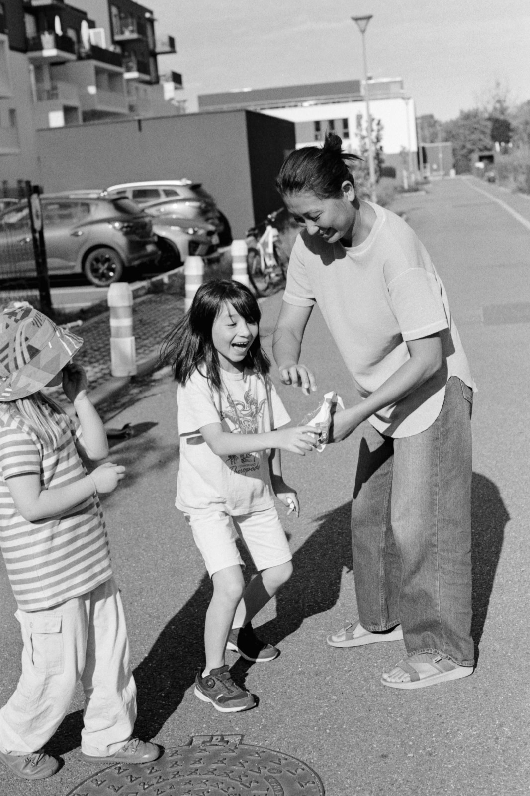une maman joue avec des enfants dans la rue