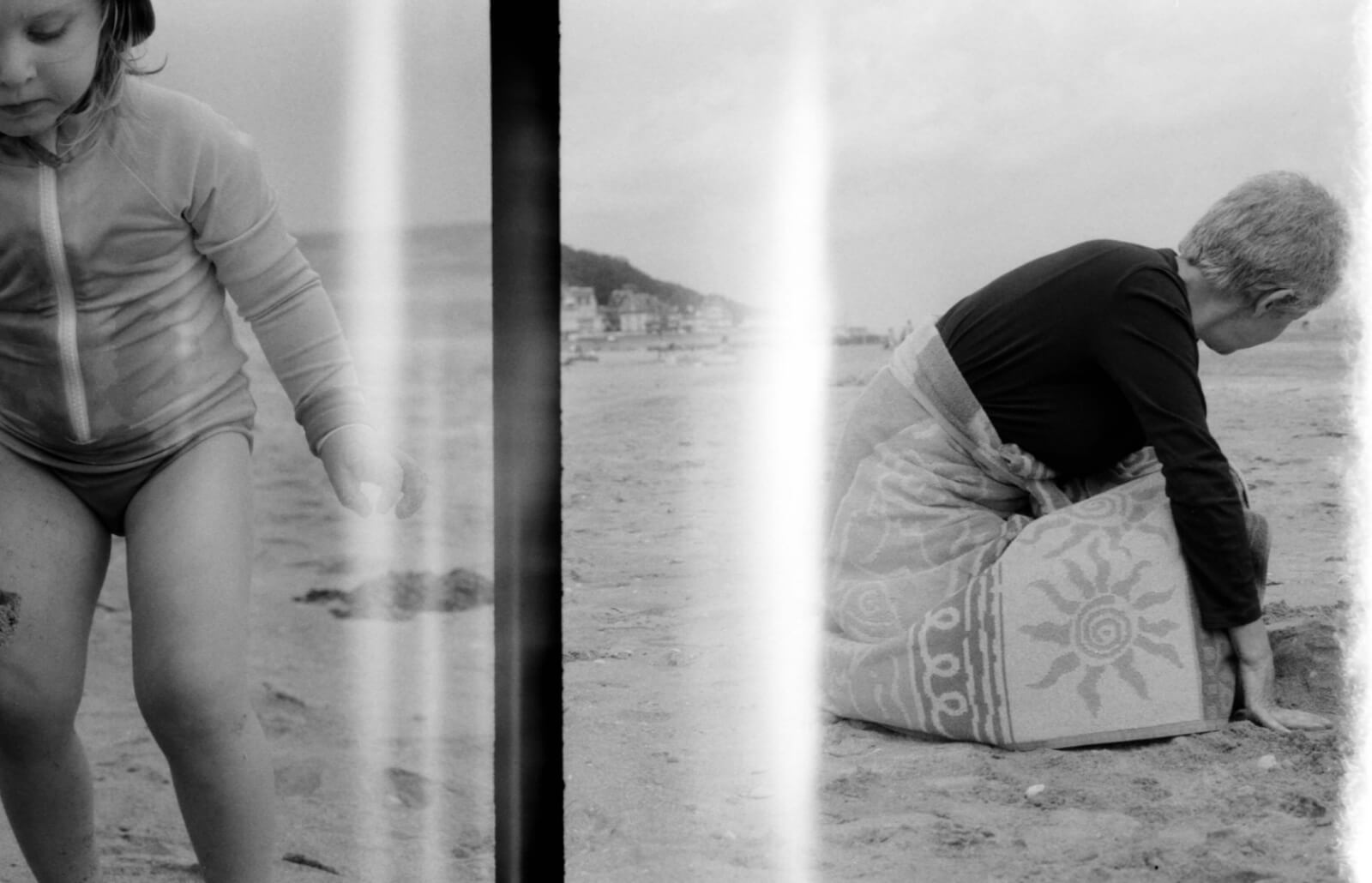 une enfant et sa grand-mère en vacances à la plage