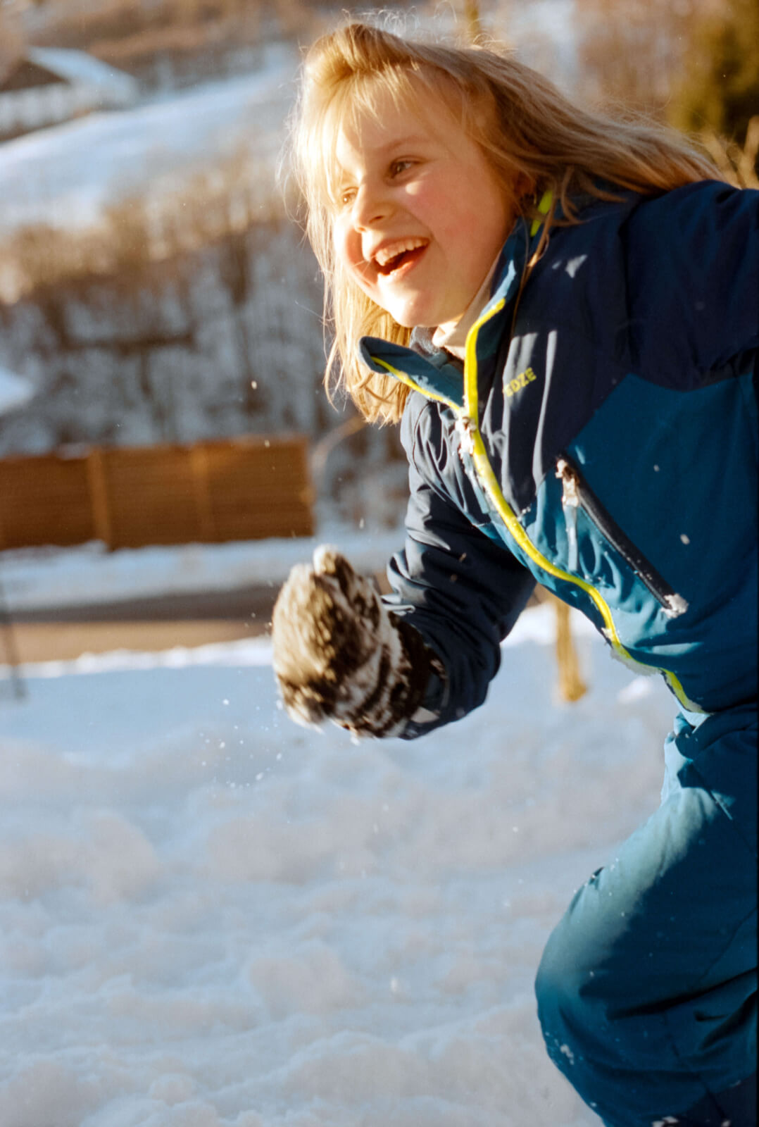 un enfant en tenue de ski court avec joie dans la neige